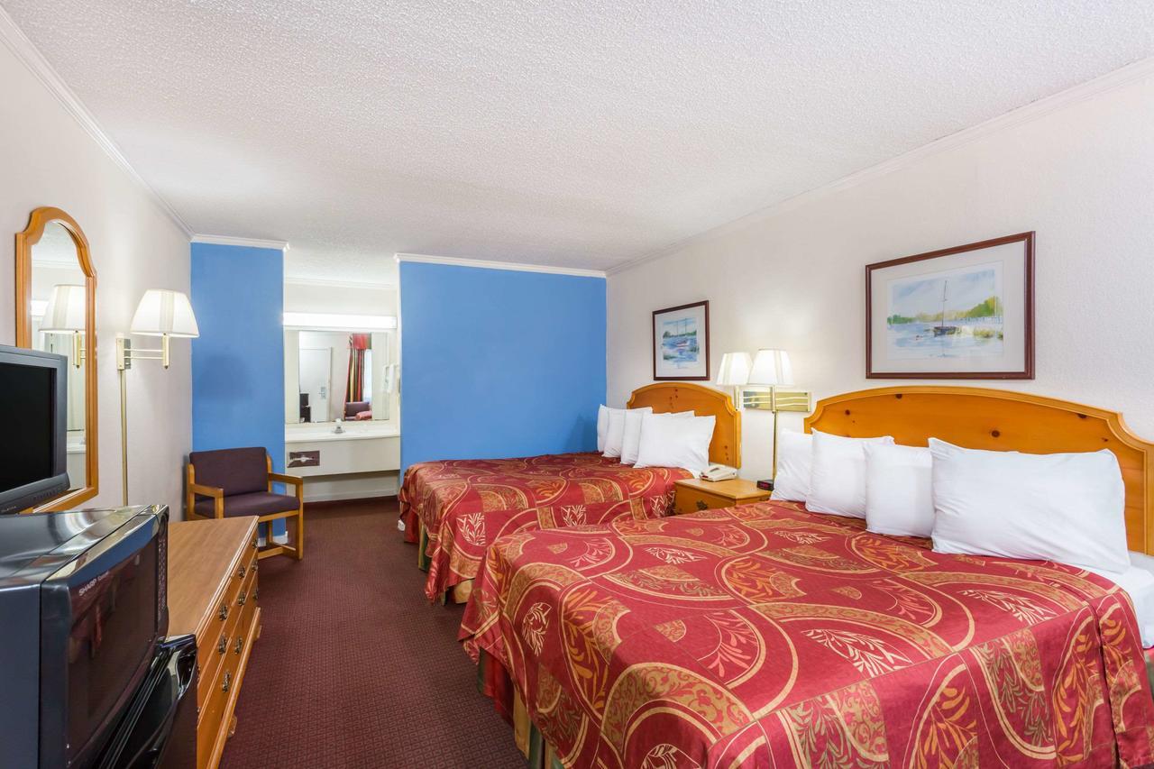 Days Inn By Wyndham Summerton Екстер'єр фото