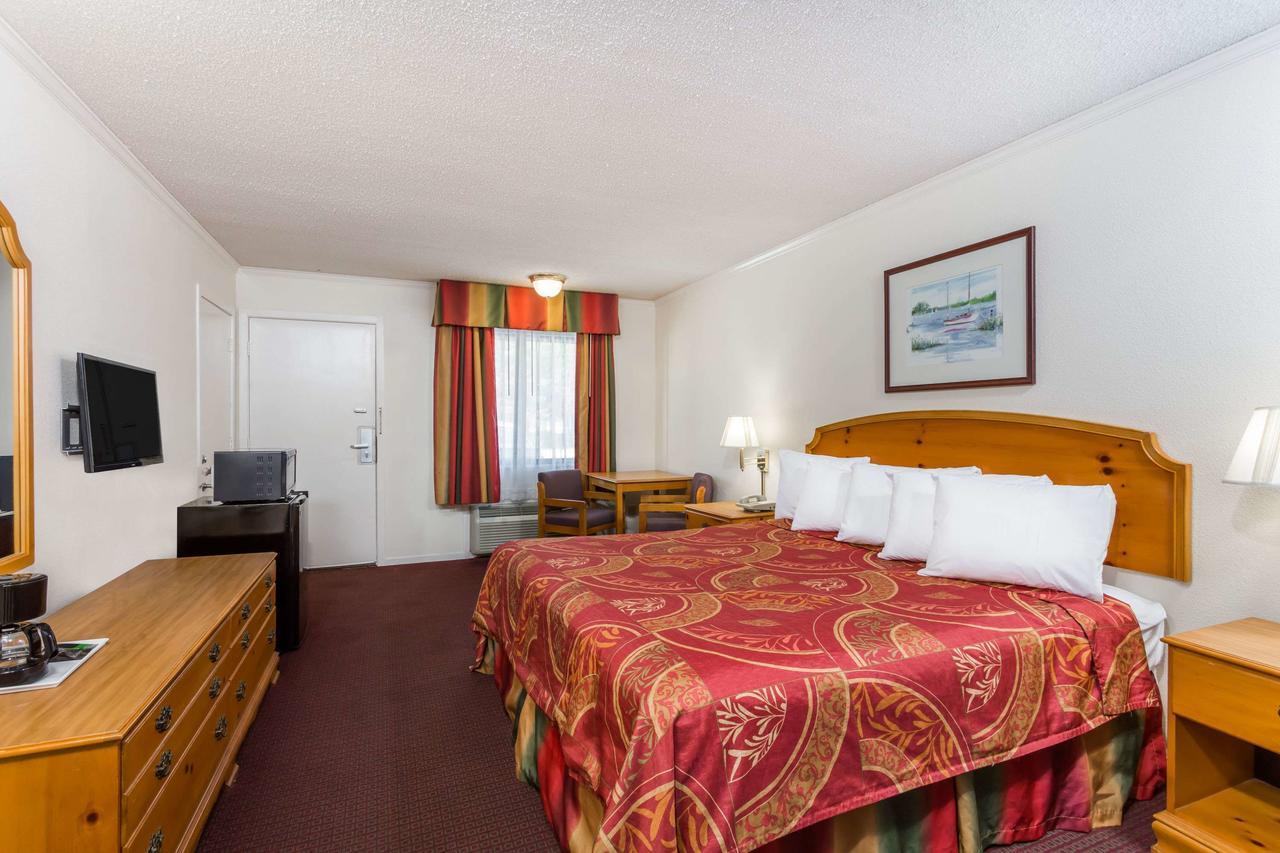 Days Inn By Wyndham Summerton Екстер'єр фото